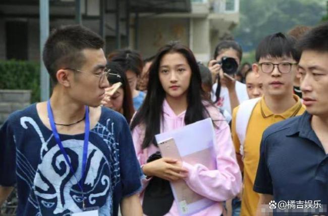 关晓彤被传分手后现身 坚守事业征途