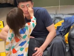 王灿晒女儿给杜淳化妆视频 王灿也配文道：此刻拍摄的人很幸福！
