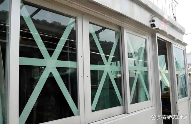 男子住32楼为防大风将窗户全封死 机智防范获赞