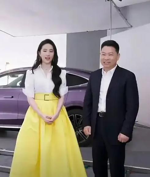 余承东和刘亦菲合照害羞了