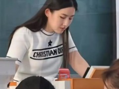 大学老师因酷似刘亦菲走红 究竟有多像？