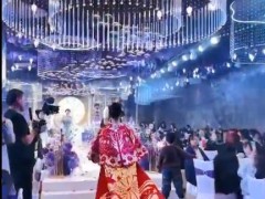 新娘身穿9.9米非遗婚服惊艳亮相 设计师：祝福新人长长久久！（图）