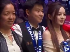 赵心童邀请女朋友上台 简直是人生赢家！郎才女貌！