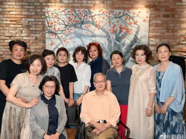 刘嘉玲回苏州参加同学会 