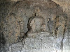 河南鹤壁一水库水位下降现千佛石窟 不少网友称这个洞为千佛洞，还有人前来打卡！