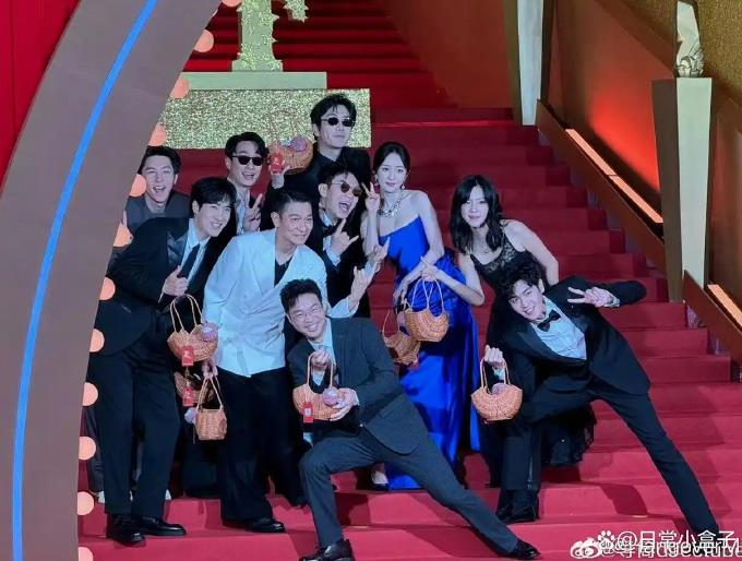 杨幂挽着刘德华疑似林萧上身