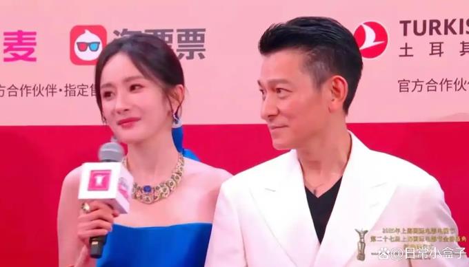 杨幂挽着刘德华疑似林萧上身