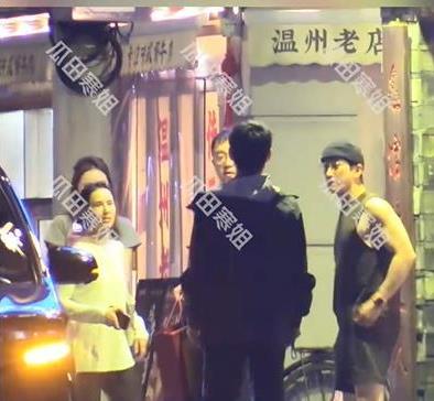 冯绍峰带女友参加聚餐好熟络