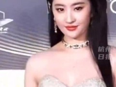 原来刘亦菲吃饭也是手机先吃 引起网友热议！