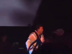 陈奕迅演唱会上疑似被激光笔照射 表演期间踩空舞台台阶，意外摔倒令网友惊呼！！
