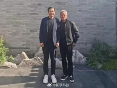 黄仁勋与雷军合影 两人面带微笑，表现亲密！