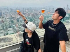 周杰伦晒与权志龙喝酒合照 看起来很轻松愉悦！