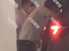 欧阳娜娜与男友疑似同居 欧阳娜娜独自从地库出门，在街边接到男友安雨！
