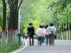 撒贝宁一家游敦煌莫高窟 网友感叹他看起来完全不像快50岁的人！