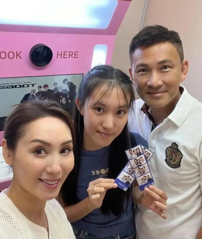 TVB前当家花旦一家三口国外旅行