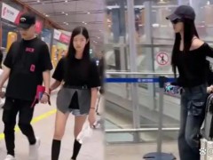 汪峰罕见带4娃同行 次女表情拘谨 汪峰一手牵着一个女儿！