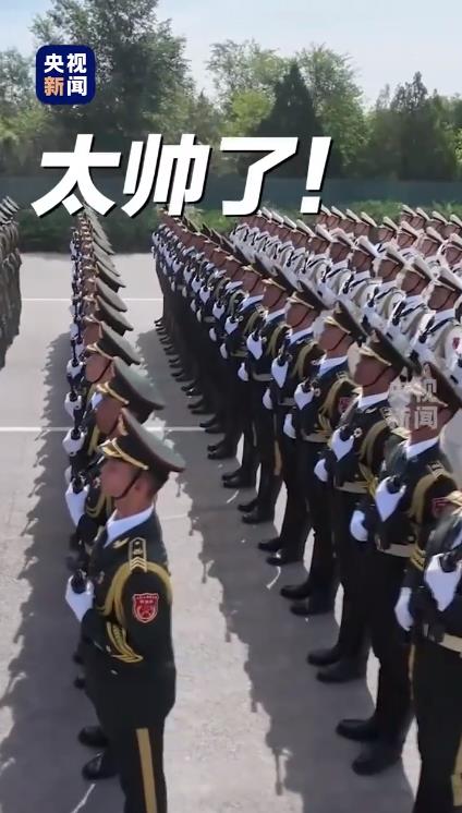 阅兵方队:横看一条线 竖看一个人