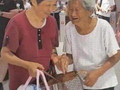 108岁老人高铁站接78岁女儿被疑造假 多方最新回应！