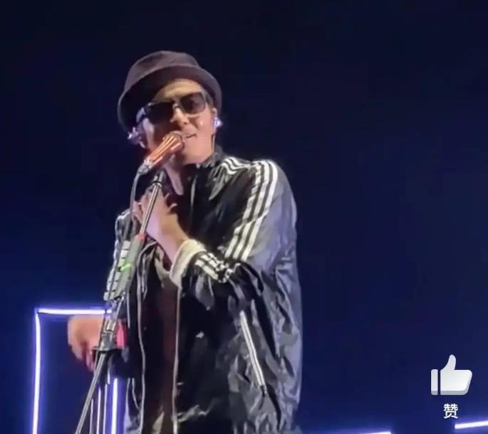 朴树演唱会状态不佳鞠躬道歉