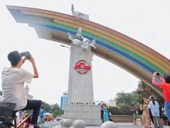 北京大街小巷悬挂国旗 全市喷泉开启 把“铭记历史、珍爱和平”演到心坎里！