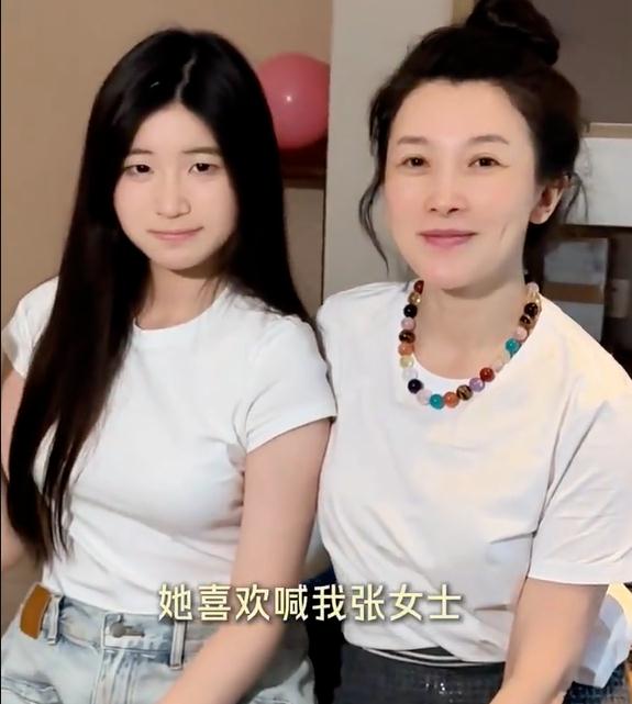 46岁张棪琰为女儿庆18岁生日