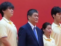 全红婵开学典礼站C位授章 苏炳添当她的院长！（图）