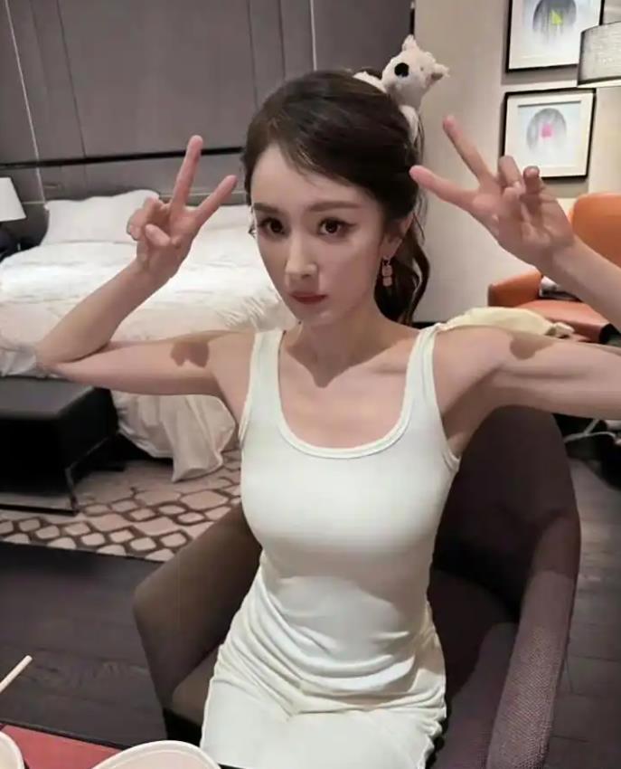 杨幂太拼了!苦练三个月秀出麒麟臂