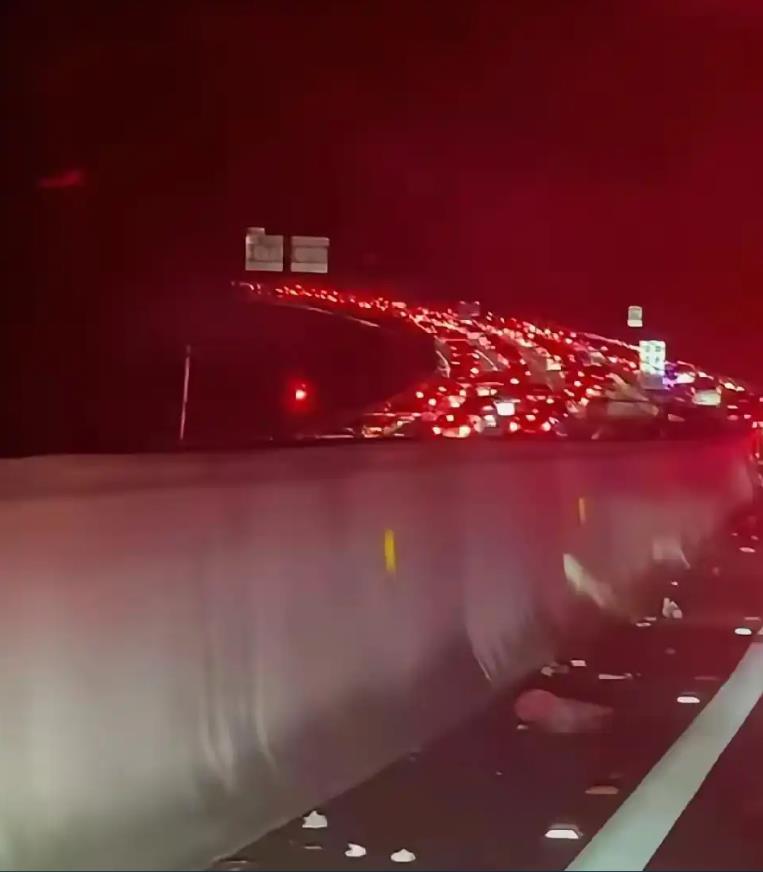 第一批堵车人堵成鸳鸯锅