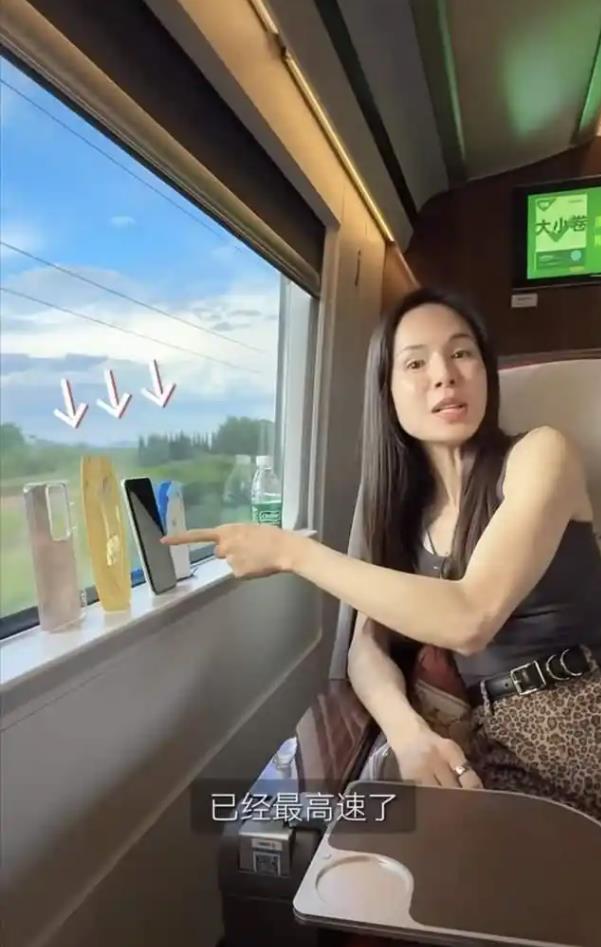 “小龙女”李若彤国庆高铁点外卖