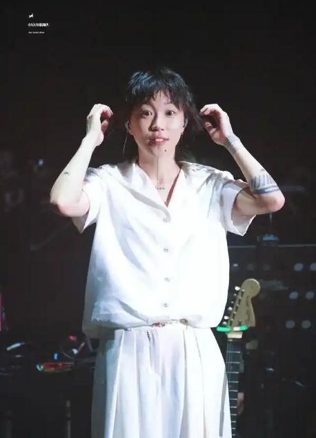 窦靖童香港演唱会陈奕迅全家捧场