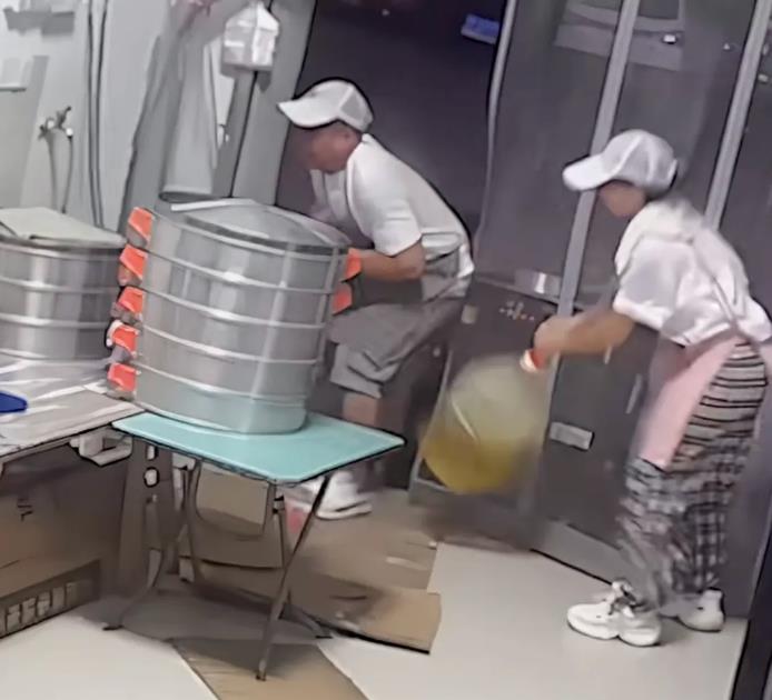 妻子抄起油桶砸丈夫 网友却一致好评