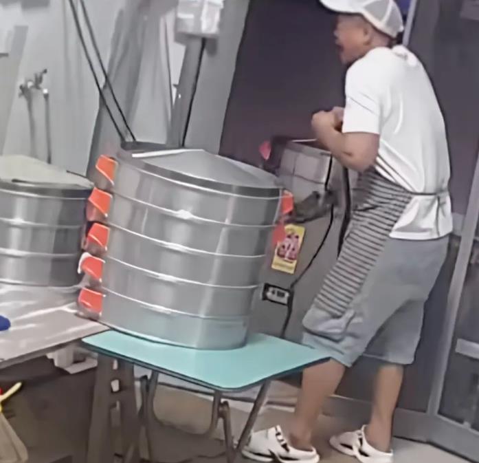 妻子抄起油桶砸丈夫 网友却一致好评