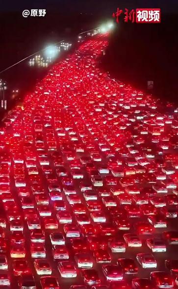 被返程车流震撼到了