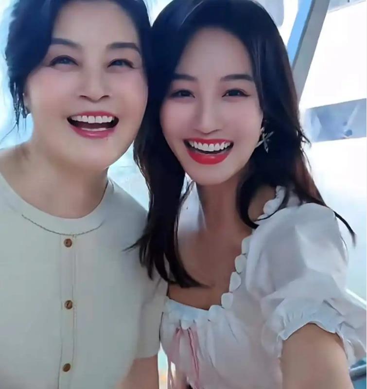 35岁蓝盈莹和60岁妈妈同框旅游似闺蜜