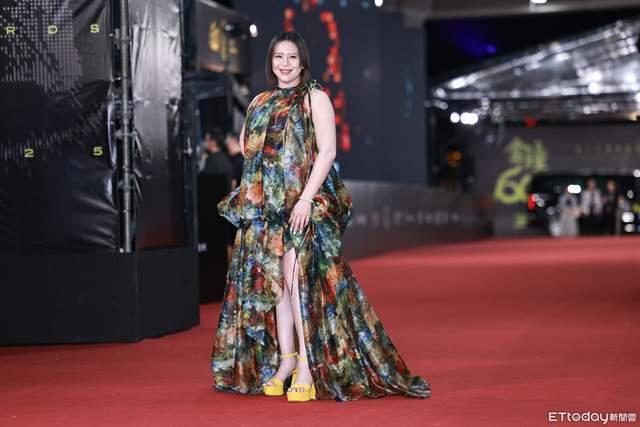 刘品言挺8个月孕肚走红毯 笑容满面气色佳