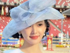 章若楠马术赛蓝裙礼帽惊艳 民国千金范儿拉满，轻抚马鬃美出圈！