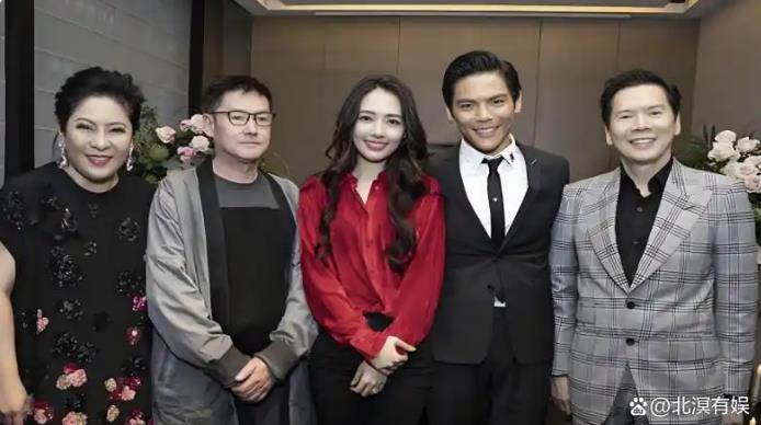 郭碧婷带老爸同刘维聚餐 