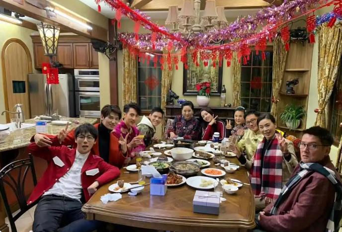 郭碧婷带老爸同刘维聚餐 