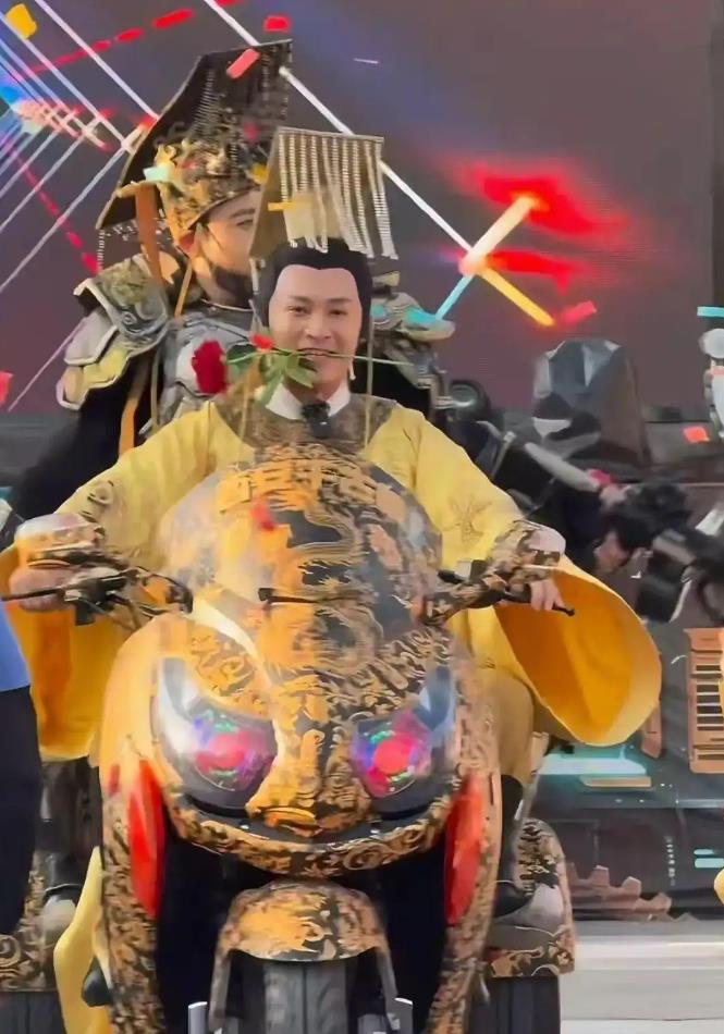 郑国霖谈景区打工:过气明星缺钱