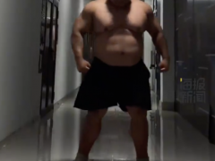 340斤男生展示8块腹肌走红 打破多项举重记录！（图）