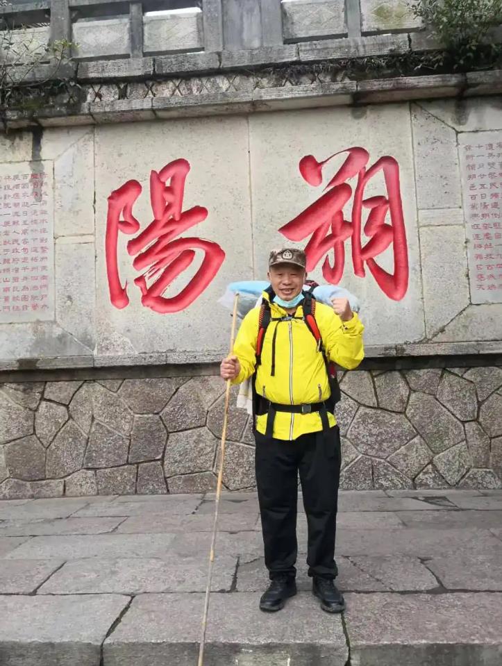 53岁男子50天徒步1500公里回家