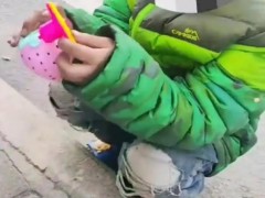 西安7岁女孩寒风中穿凉鞋路边捡吃的 民政局：已妥善安排！