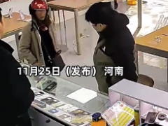 男孩因与母亲就修手机问题发生争执 当场怒摔手机后离开