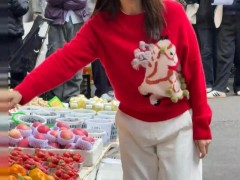 高圆圆现身成都菜市场,穿红毛衣配白裤子好喜庆!(图)