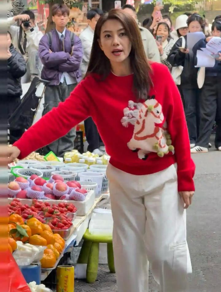 高圆圆现身成都菜市场