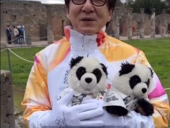 成龙意大利传递火炬 打醉拳身手矫健 庞贝古城大秀醉拳，身手不减当年!(图）