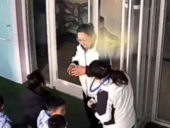 萌娃扔呼啦圈精准套中老师脖子 巧合引发欢乐