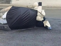 路面洒水结冰致多人摔车 当地回应 施工单位洒水所致